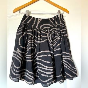Silk Banana Republic black chain-patterned ruffled/skater mini skirt, size 00